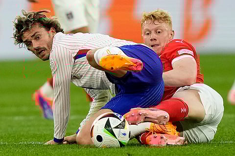 Nicolas Seiwald  challenges Antoine Griezmann